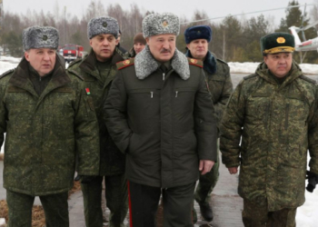 Белорусский оппозиционер считает, что в случае вступления Беларуси в войну ее военные готовы сдаваться в плен