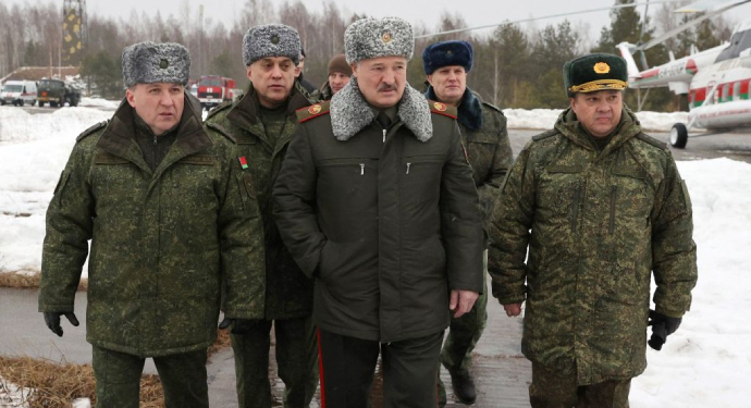 Белорусский оппозиционер считает, что в случае вступления Беларуси в войну ее военные готовы сдаваться в плен