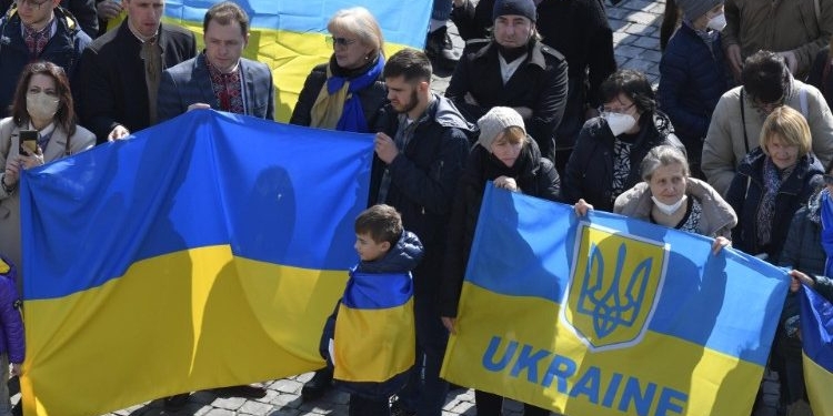 Папа Римский Франциск: Украина истекает кровью, прекратить безумие войны!