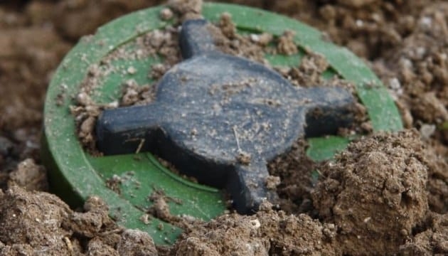 Окупанти мінують дороги України – у Чернігівській області на протипіхотній міні підірвався автомобіль з сім’єю