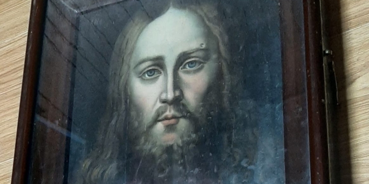 ДБР не дозволила росіянам вивезти з України велику суму готівки  в доларах і євро та старовину ікону (ФОТО)