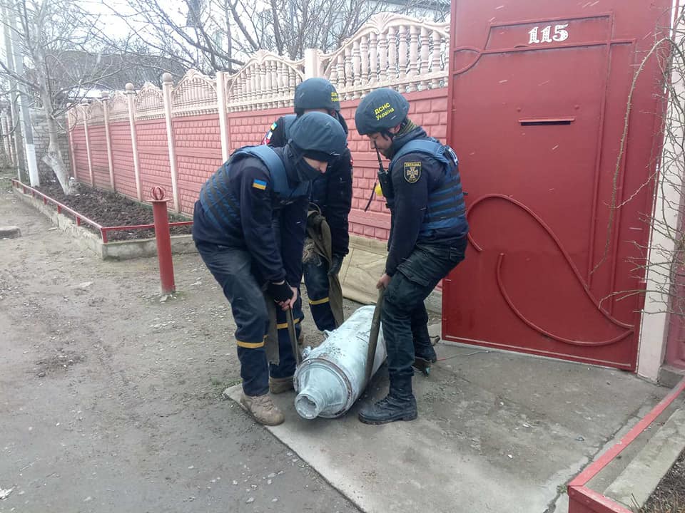 Фугасні бомби, касетні бойові елементі, артснаряди та міни – що сьогодні в Миколаєві знешкоджували після обстрілів російськими окупантами (ФОТО) 1