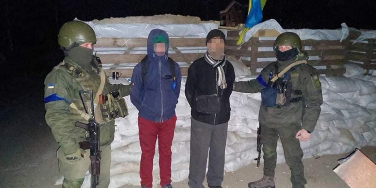 В Николаеве нацгвардейцы задержали мужчин, которые ставили метки возле военных укреплений (ФОТО)