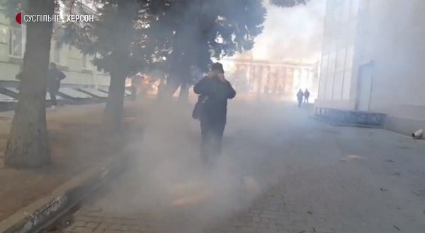 В Херсоне украинцы снова вышли на мирный митинг – оккупанты разгоняли их слезоточивым газом (ФОТО, ВИДЕО)