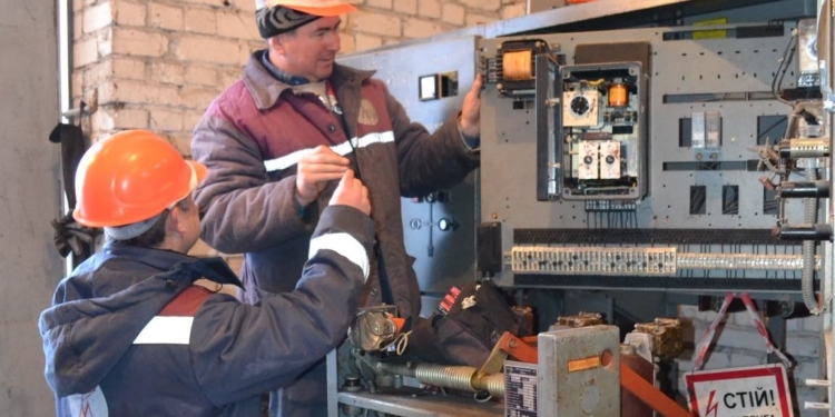 На Миколаївщині через атаки окупантів знеструмлено 123 населених пункти. Але енергетики працюють