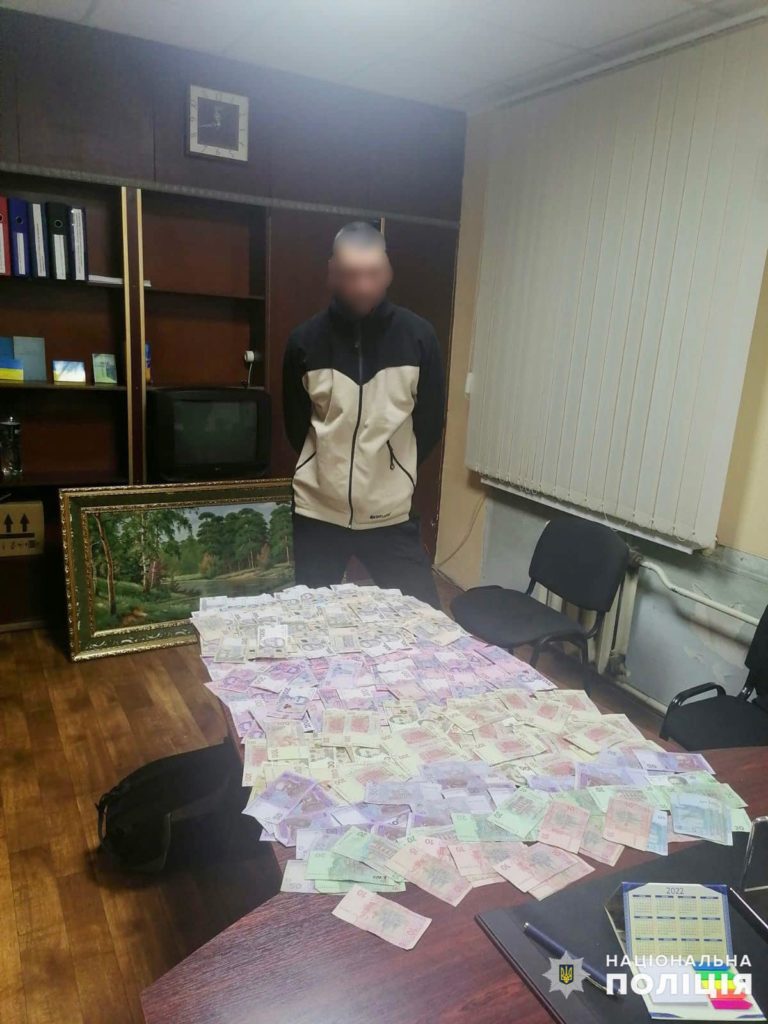 В Николаевской области задержан мародер из Херсона, укравший из терминала на разбитой АЗС 90 тыс.грн. (ФОТО) 1