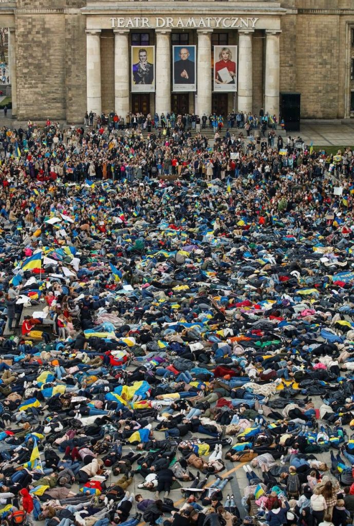 "Припиніть обіцяти, почніть діяти!": у Варшаві тисячі людей лягли на землю у пам'ять про загиблих в Україні (ВІДЕО) 1