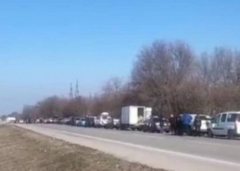 Рашисти заблокували проїзд для біженців з Маріуполю і Бердянську, в колоні є «швидкі» з пораненими дітьми (ВІДЕО)