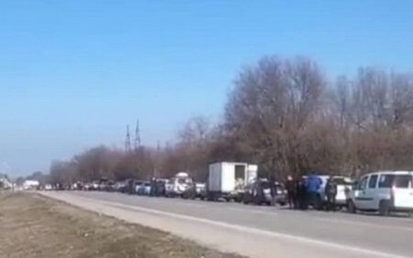 Рашисти заблокували проїзд для біженців з Маріуполю і Бердянську, в колоні є «швидкі» з пораненими дітьми (ВІДЕО)