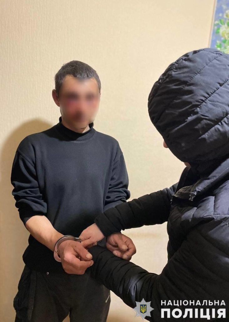 Николаевские полицейские задержали мужчину, подозреваемого в изнасиловании 86-летней жительницы Херсонщины (ФОТО) 1