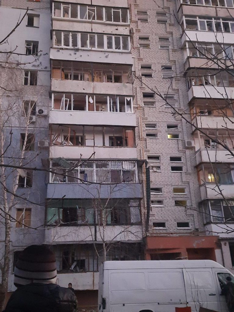 Сегодняшний обстрел Корабельного района Николаева – есть раненый, повылетали окна в многоэтажках и побило припаркованные машины (ФОТО) 1