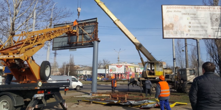 На кільці у автовокзалу в Миколаєві прибрали 15 бордів (ФОТО)