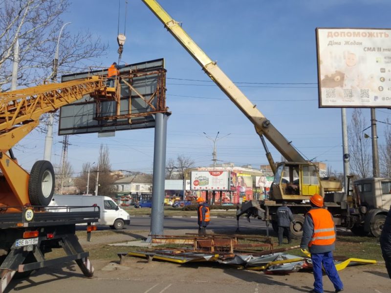 На кільці у автовокзалу в Миколаєві прибрали 15 бордів (ФОТО)