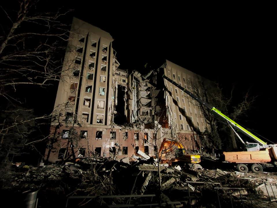 Разбор завалов здания Николаевской ОВА: спасатели ночью нашли еще одного погибшего (ФОТО) 1