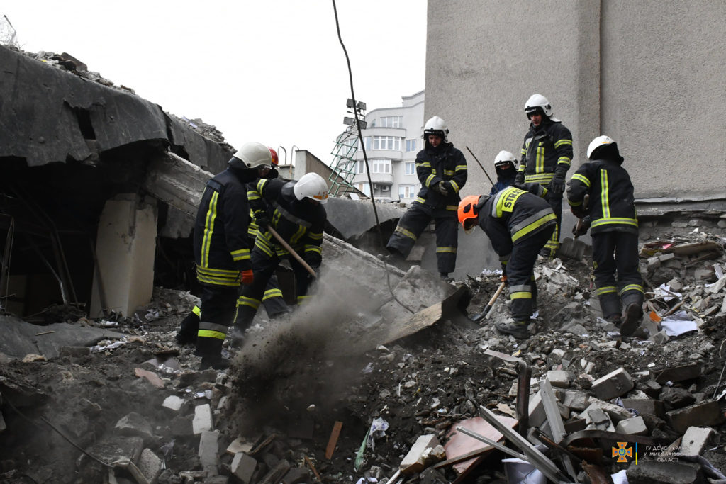 На сейчас 21 погибший: работы по разбору завалов на здании Николаевской ОВА, разрушенном в результате ракетного удара, продолжаются (ФОТО) 16
