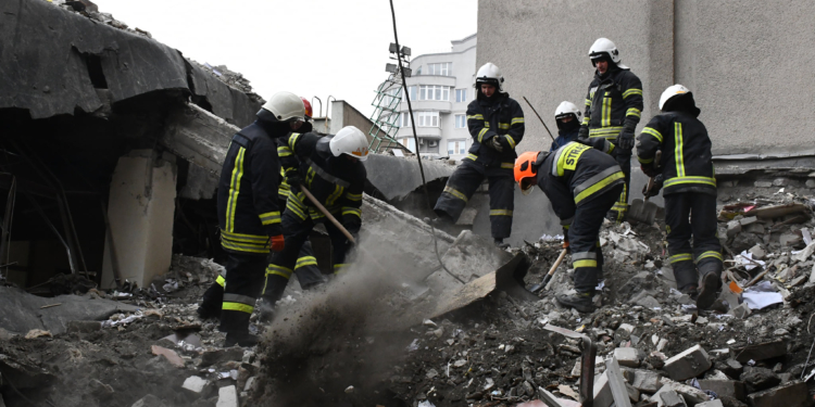 На сейчас 21 погибший: работы по разбору завалов на здании Николаевской ОВА, разрушенном в результате ракетного удара, продолжаются (ФОТО)
