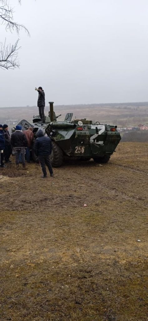 «Зараз спалим нах*й!»: як зустріли російських окупантів в селі Маложенівка Миколаївської області (ФОТО, ВІДЕО) 2