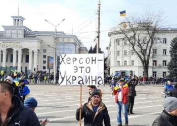 В Херсоне украинцы вышли на митинг – оккупанты разгоняют людей автоматными очередями (ФОТО, ВИДЕО)