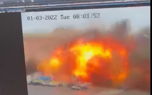 По Харькову нанесен авиаудар – бомба упала на площади у облгосадминистрации (ВИДЕО)