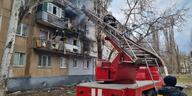 От «Смерчей», которые оккупанты выпустили по Николаеву, горит жилой сектор и объекты промышленности (ФОТО)