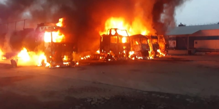 В Николаеве после обстрелов загорелись автомобили с пальмовым маслом (ФОТО, ВИДЕО)