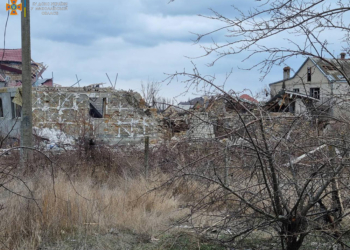 После обстрелов: в Николаеве спасатели достали из-под завалов дома женщину (ФОТО)