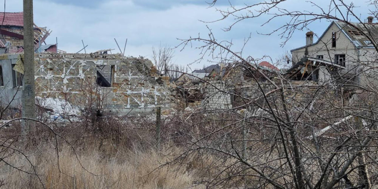 После обстрелов: в Николаеве спасатели достали из-под завалов дома женщину (ФОТО)