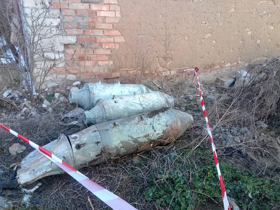Фугасні бомби, касетні бойові елементі, артснаряди та міни – що сьогодні в Миколаєві знешкоджували після обстрілів російськими окупантами (ФОТО) 19