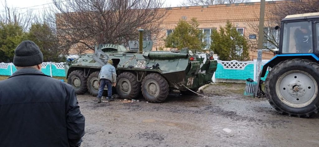 «Зараз спалим нах*й!»: як зустріли російських окупантів в селі Маложенівка Миколаївської області (ФОТО, ВІДЕО) 4