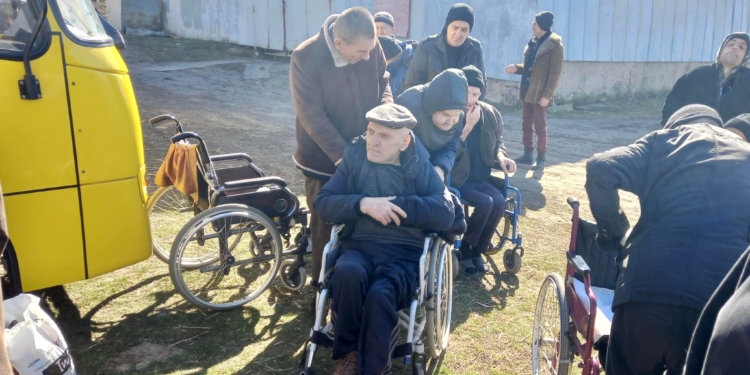 Подопечных психоневрологического интерната поблизости от Николаева эвакуировали в безопасное место (ФОТО)