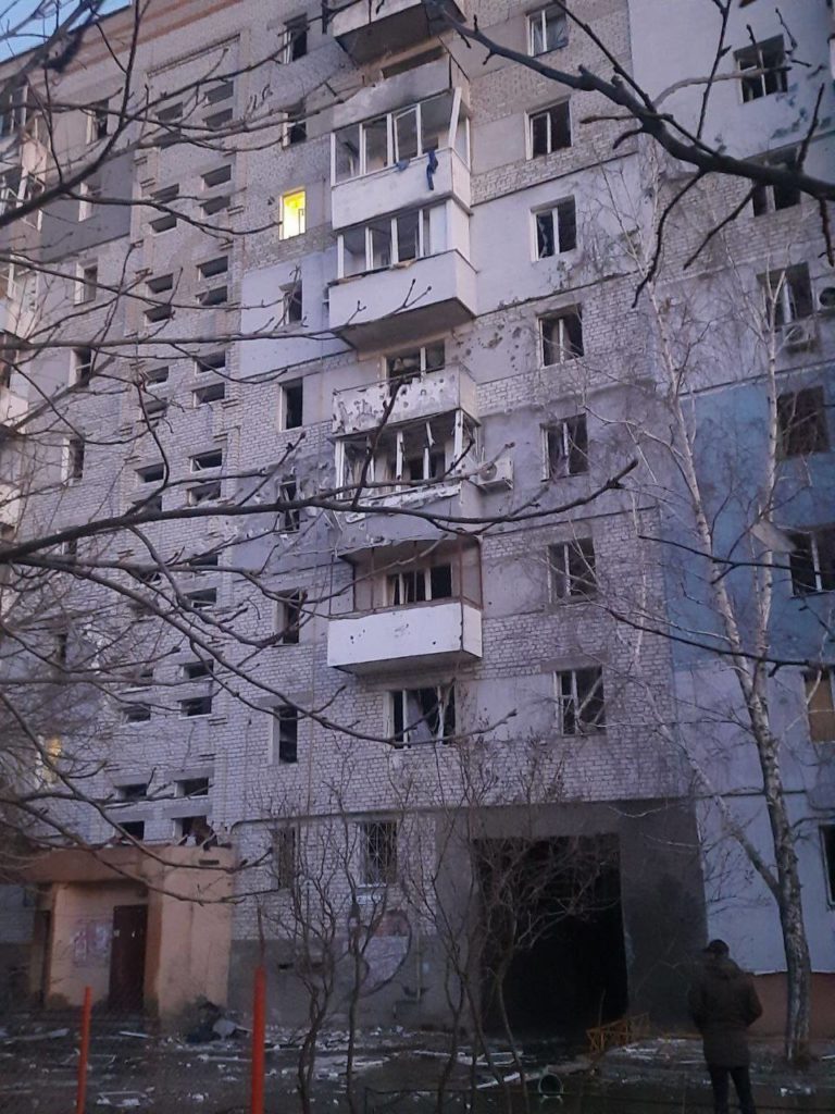 Сегодняшний обстрел Корабельного района Николаева – есть раненый, повылетали окна в многоэтажках и побило припаркованные машины (ФОТО) 3