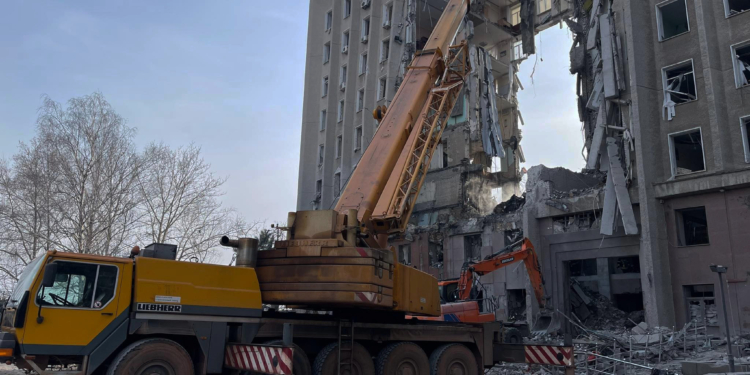 14 погибших, 1 человек скончался в больнице – количество жертв, погибших в атакованном рашистами здании Николаевской ОВА, увеличилось (ФОТО, ВИДЕО)