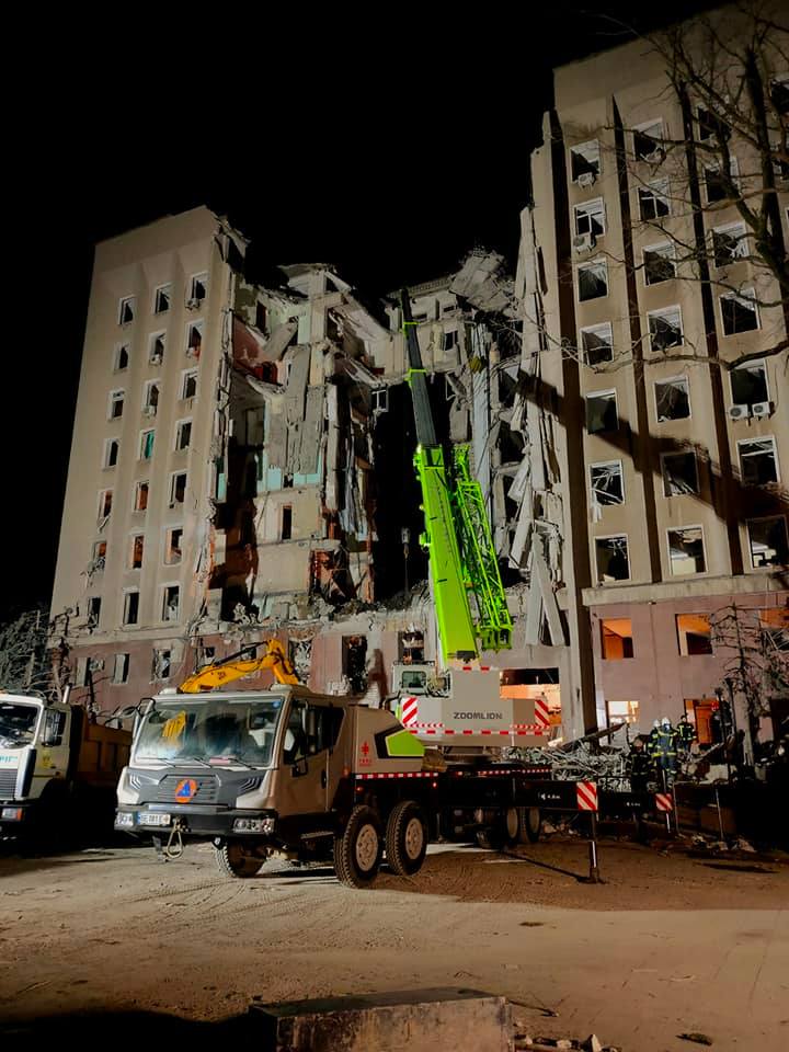 Разбор завалов здания Николаевской ОВА: спасатели ночью нашли еще одного погибшего (ФОТО) 3