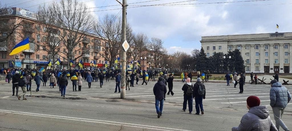 В Херсоне украинцы вышли на митинг – оккупанты разгоняют людей автоматными очередями (ФОТО, ВИДЕО) 4