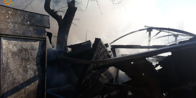 Из-за обстрелов Николаева рашистами загорелись хозпостройка и полигон ТБО (ФОТО)