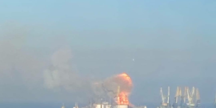 В захваченном россиянами Бердянском порту украинские ВМС уничтожили рашистский БДК «Орск» (ФОТО, ВИДЕО)