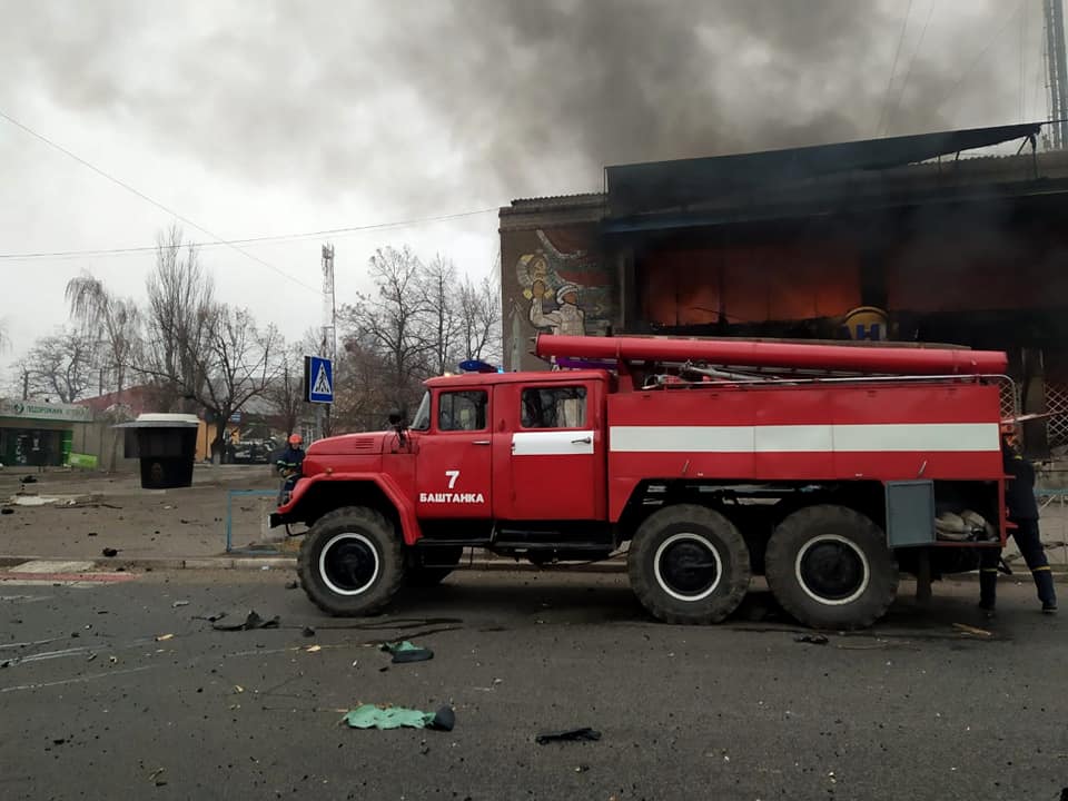 В Баштанке после сегодняшних обстрелов горели дома и магазины (ФОТО, ВИДЕО) 3