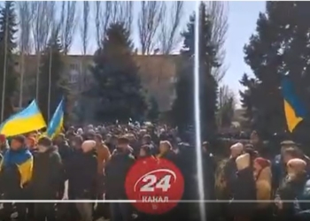 В Скадовске горожане вышли на митинг с требование освободить похищенного мэра. Рашисты открыли огонь и применили слезоточивый газ (ВИДЕО)