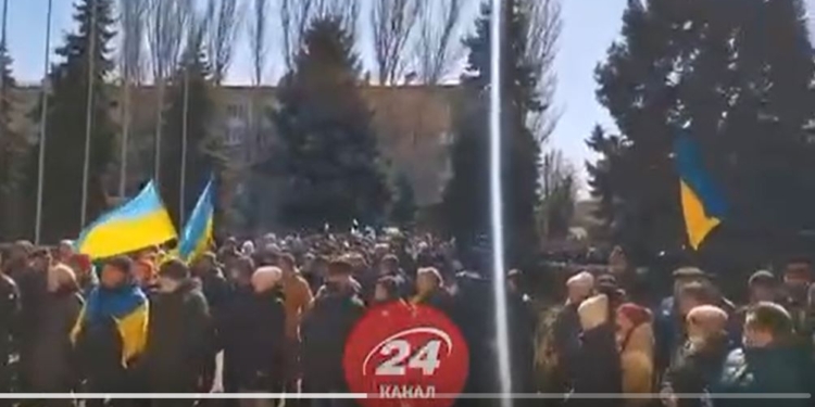 В Скадовске горожане вышли на митинг с требование освободить похищенного мэра. Рашисты открыли огонь и применили слезоточивый газ (ВИДЕО)