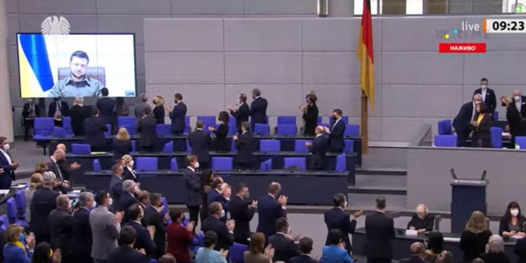 Нужно сделать выбор между российскими деньгами и жизнью украинцев. Зеленский обратился к Бундестагу (ВИДЕО)