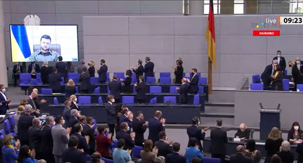 Нужно сделать выбор между российскими деньгами и жизнью украинцев. Зеленский обратился к Бундестагу (ВИДЕО)