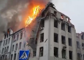 Харьков в огне после сегодняшнего обстрела, горят жилые дома (ВИДЕО)