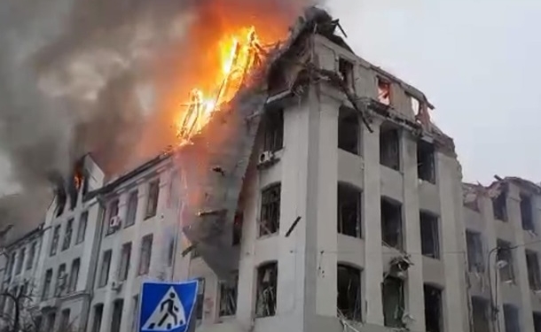 Харьков в огне после сегодняшнего обстрела, горят жилые дома (ВИДЕО)