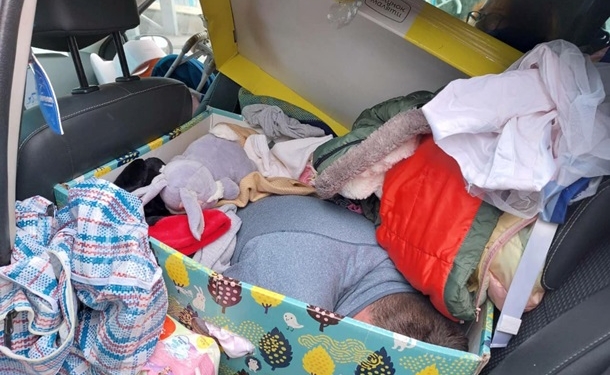 Мужик пытался сбежать в Молдову в бэби-боксе. Погранцы нашли (ФОТО)