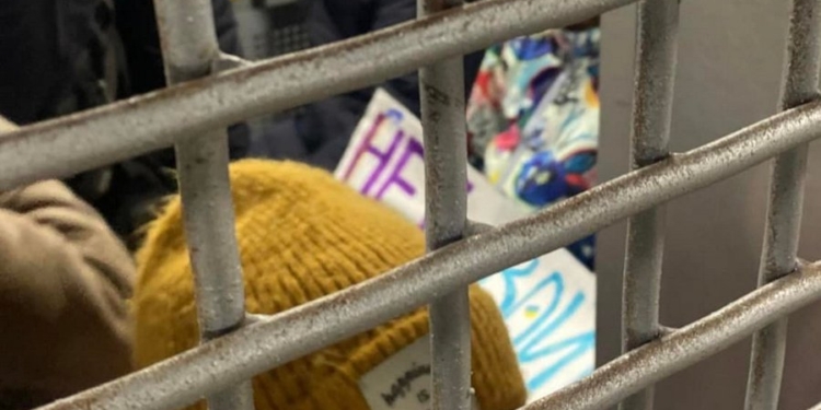 В Москве полиция задержала малолетних детей, державших плакаты  “Нет войне” (ФОТО)