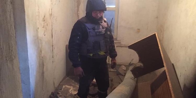 Николаевские пиротехники показали разминирование жилых секторов после обстрела кассетными ракетами (ВИДЕО)