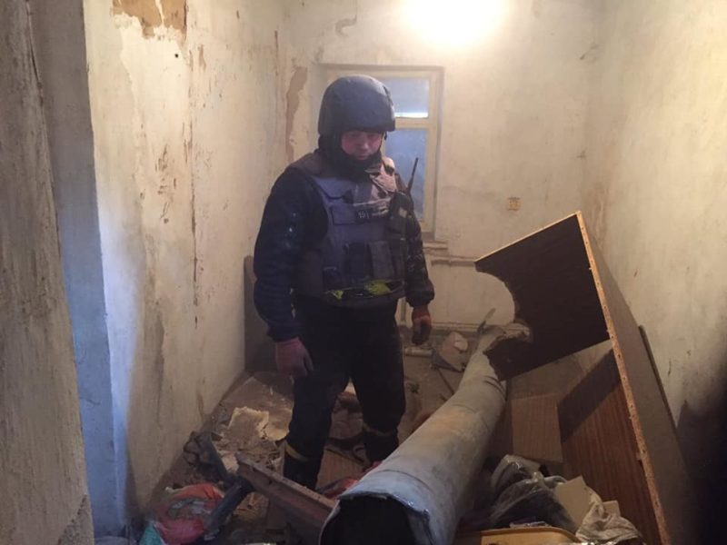 Николаевские пиротехники показали разминирование жилых секторов после обстрела кассетными ракетами (ВИДЕО)