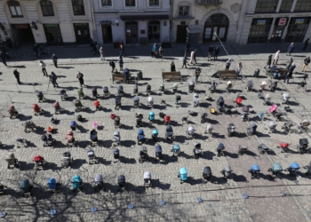 Во Львове првели акцию с призывом защитить украинских детей – на площади выставили 109 пустых детских колясок (ФОТО)