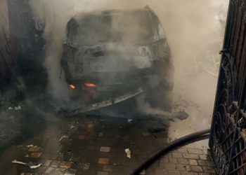 Через обстріли мікрорайону Соляні в Миколаєві рятівники не взмозі згасити пожежі (ФОТО)