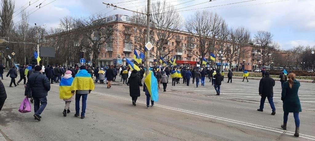 В Херсоне украинцы вышли на митинг – оккупанты разгоняют людей автоматными очередями (ФОТО, ВИДЕО) 6